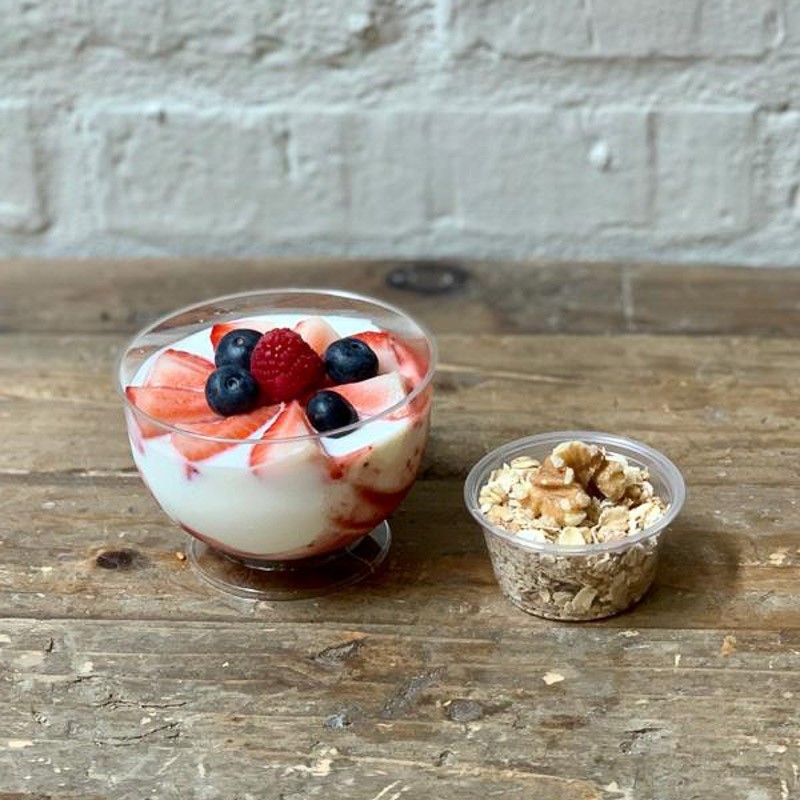 Yogur ecológico con frutos rojos y granola casera