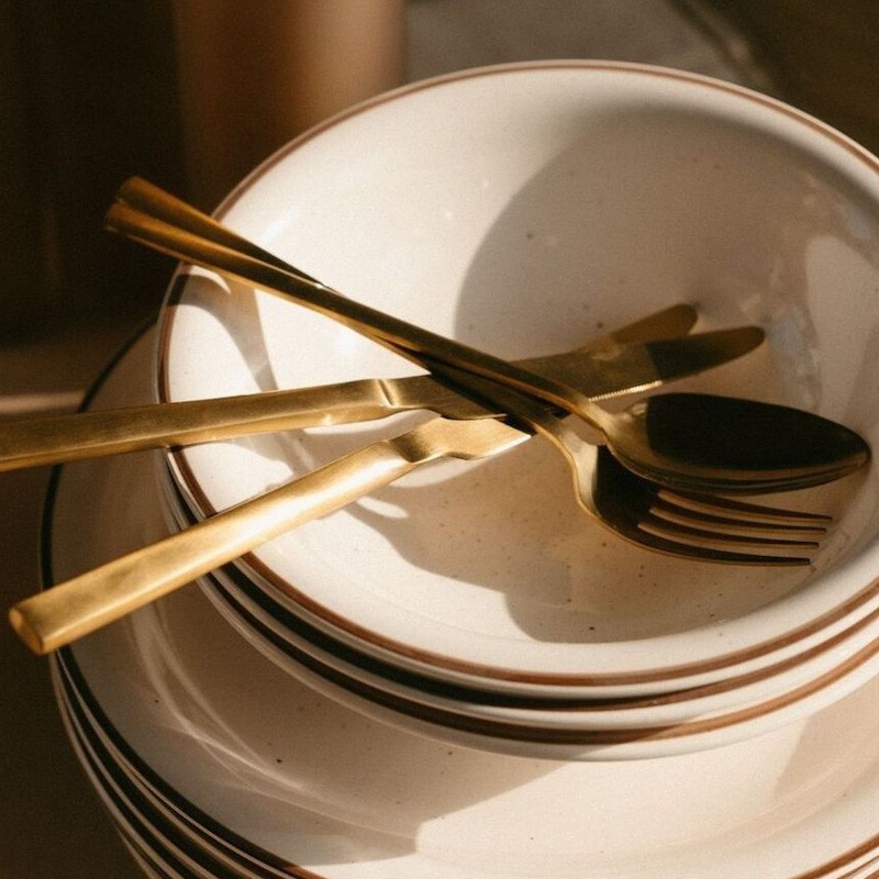 Cubertería dorada