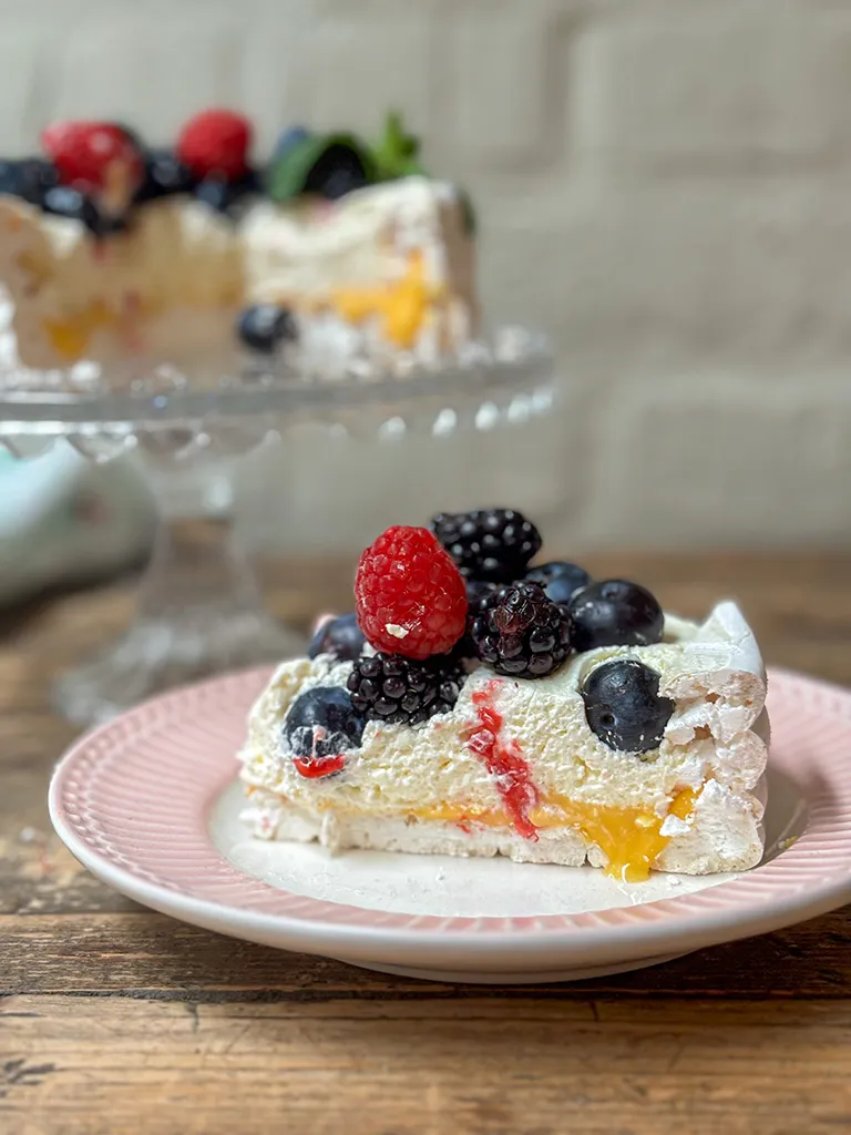 Tarta Pavlova limón y frutos del bosque