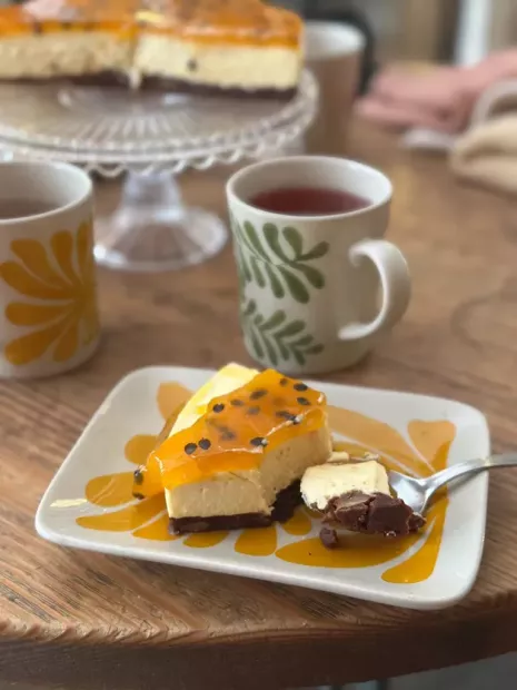 Tarta Mousse de Maracuyá sobre Brownie