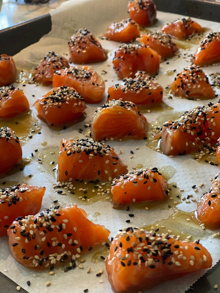 Dados de salmón al horno con mostaza y miel